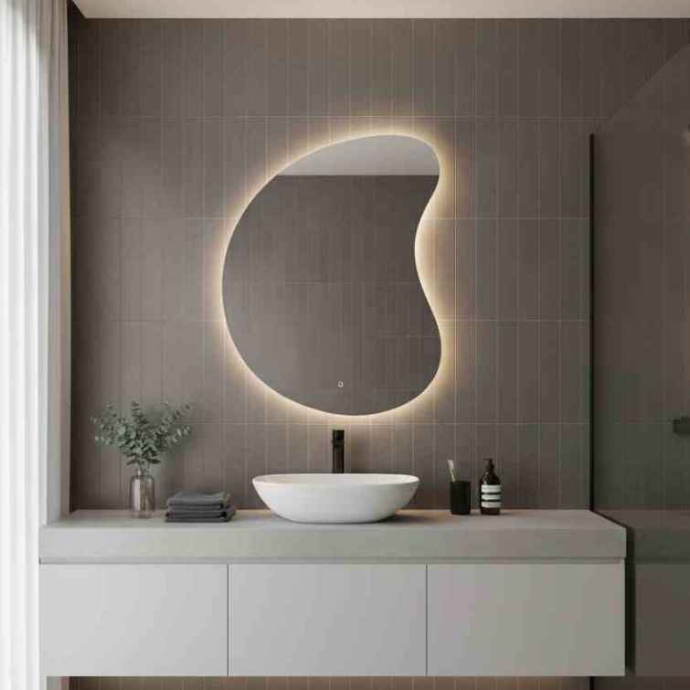 Espelho de casa de banho com formato orgânico e irregular retroiluminado com luz LED indireta quente modelo Munique