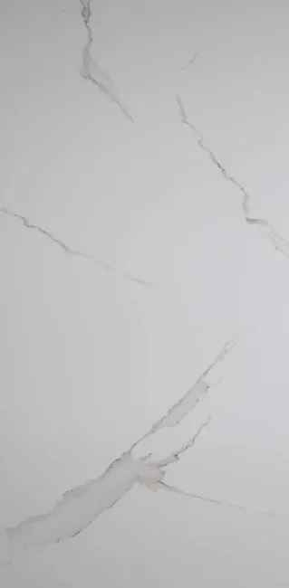 revestimento vinílico 260x122 placa calacata com veios cinza fundo branco